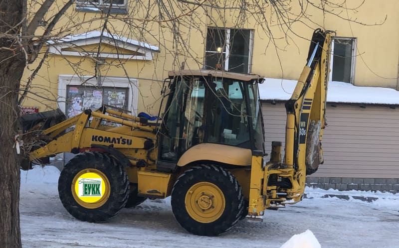 poluchit traktornye prava pogruzchik exkavator komatsu WB93s v EUKK
