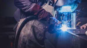 Сварщик дуговой сварки плавящимся электродом в защитном газе