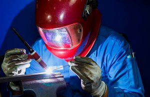 Сварщик ручной дуговой сварки неплавящимся электродом в защитном газе (аргон)