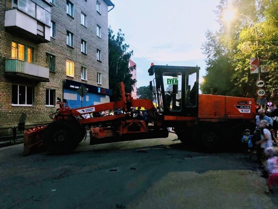 Грейдер ГС-14.02 (дизельная самоходная спецтехника для перемещения грунта)