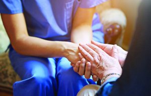 Сиделка (помощник по уходу)